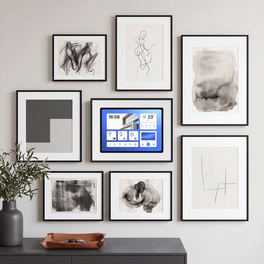 Tablet als Smart-Home-Display an der Wand