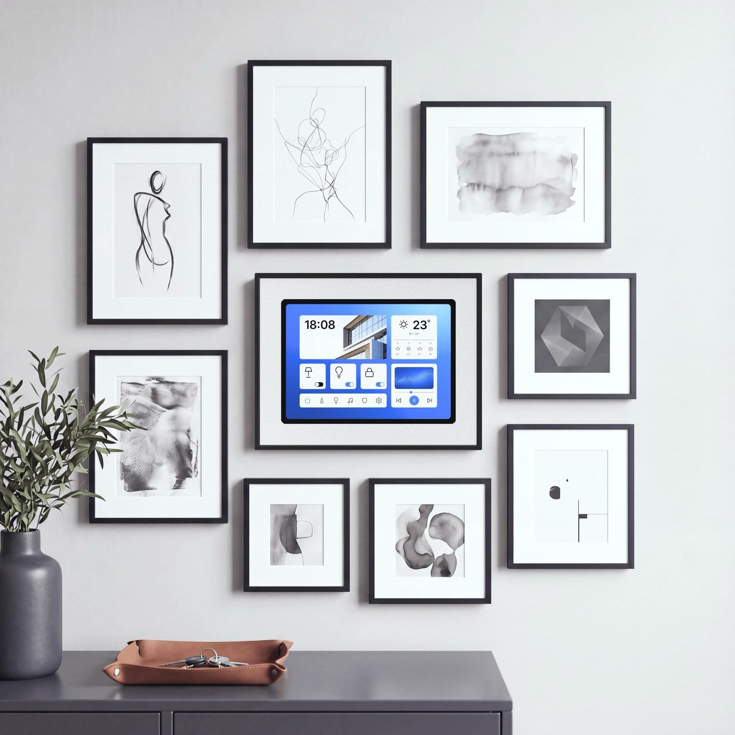 Bilderrahmen-Halterung mit Tablet in einer Galeriewand